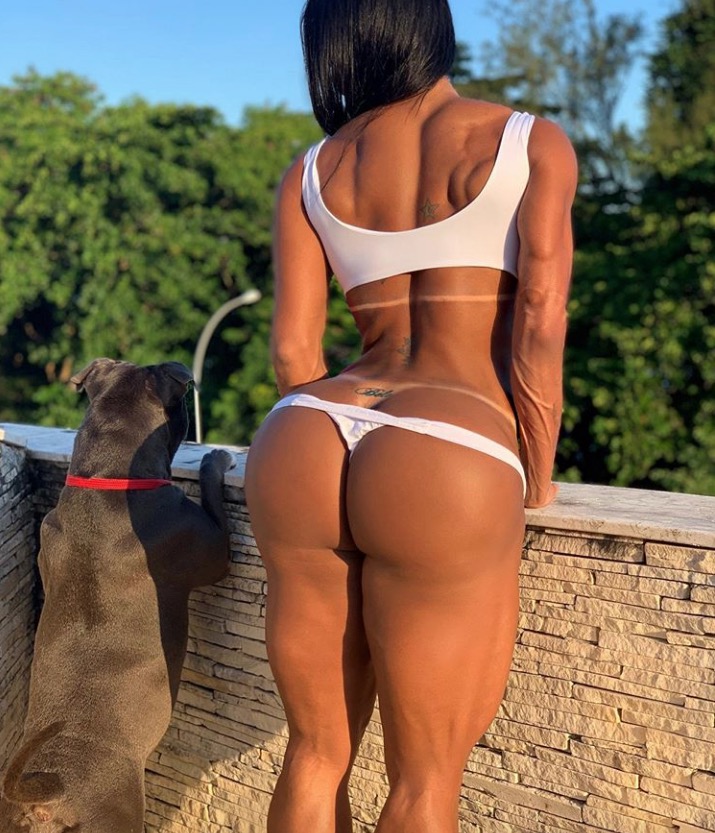 Gracyanne Barbosa faz temperatura subir ao abaixar fio dental em clique provocante