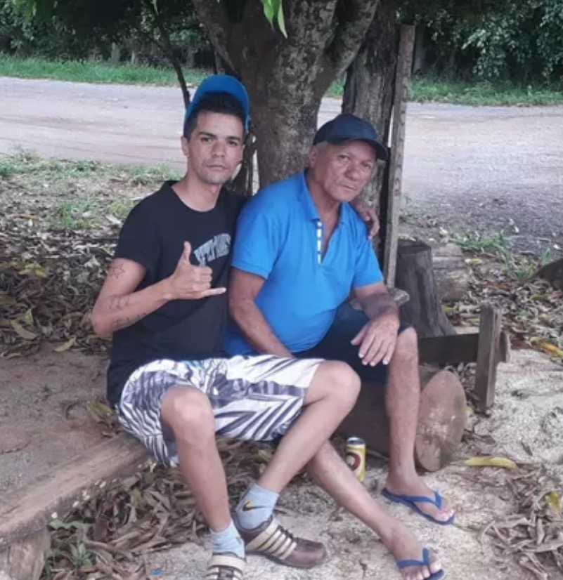 Pai mata filho à facadas após briga por carona