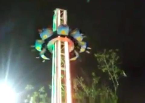 Veja o momento em que cadeiras ‘despencam’ de brinquedo em parque de diversões 