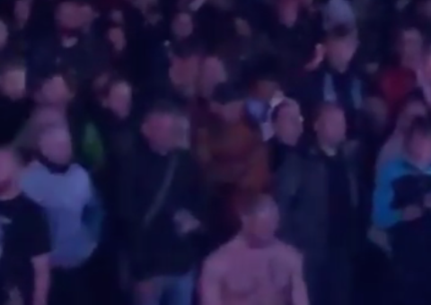 Vídeo: Casal faz sexo oral durante show de metal e é elogiado pelo cantor