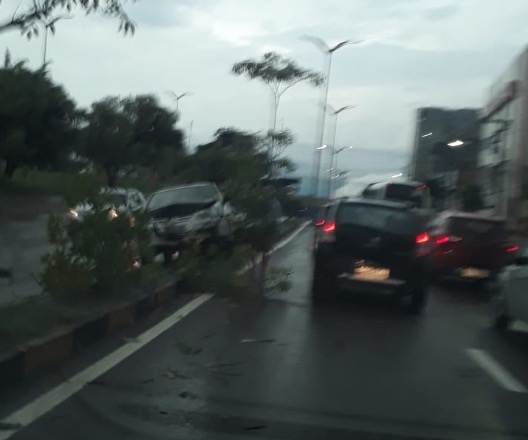 Sob chuva, carro perde direção e colide com canteiro central em avenida de Manaus