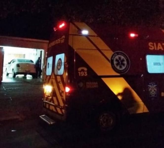 Motorista bate contra mureta dentro de garagem e acerta a própria filha 