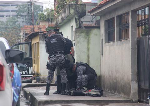 Em Manaus, populares encontram granada deixada na calçada de casa