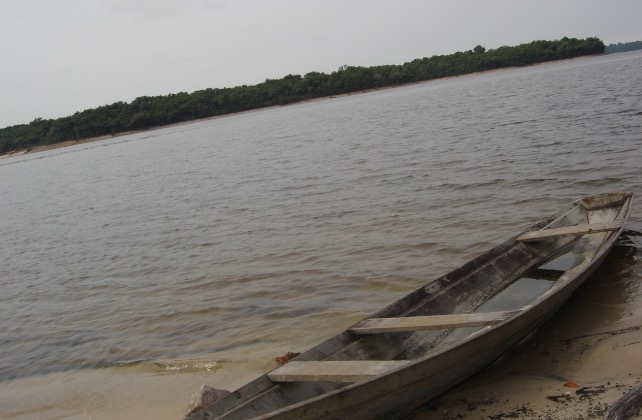 Homem desaparece após canoa virar no Rio Negro durante forte chuva 