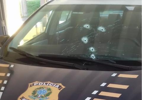 Policiais são baleados por criminosos com tiros de fuzil durante assalto