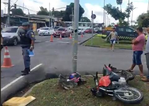 Colisão entre motos deixa três pessoas feridas em avenida de Manaus