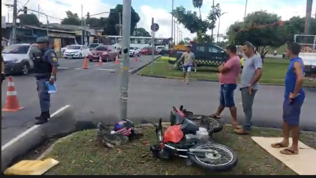 Colisão entre motos deixa três pessoas feridas em avenida de Manaus
