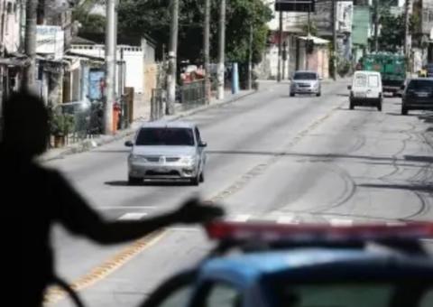 Agente penitenciário confunde carro e atira oito vezes contra inocentes