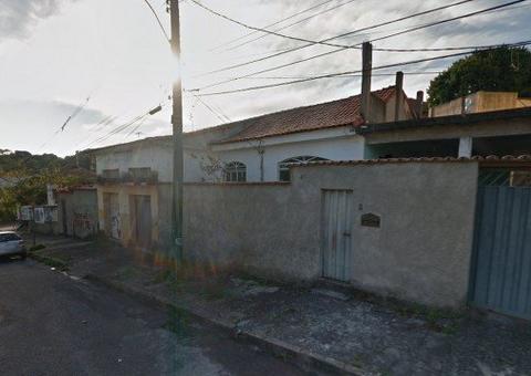 Mulher agride ex-namorado com tesoura e cabo de vassoura