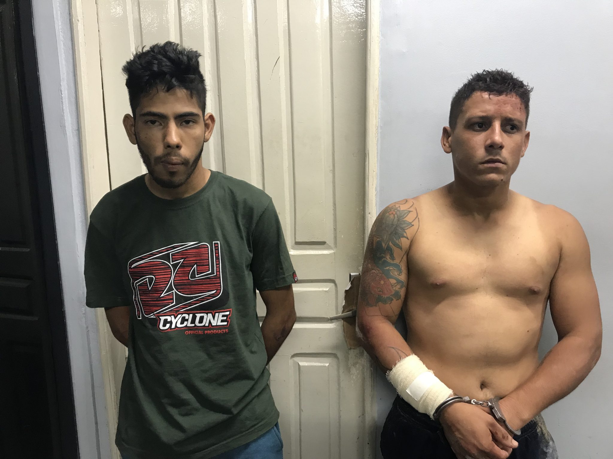Após assalto frustrado, suspeitos batem boca em delegacia e os dois acabam presos em Manaus 