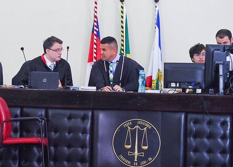 Julgamento de PMs suspeitos de participar de chacina entra no 2º dia em Manaus