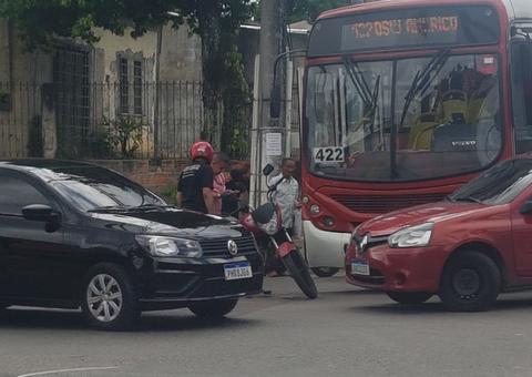 Acidente entre ônibus e motocicleta deixa trânsito complicado em avenida de Manaus 