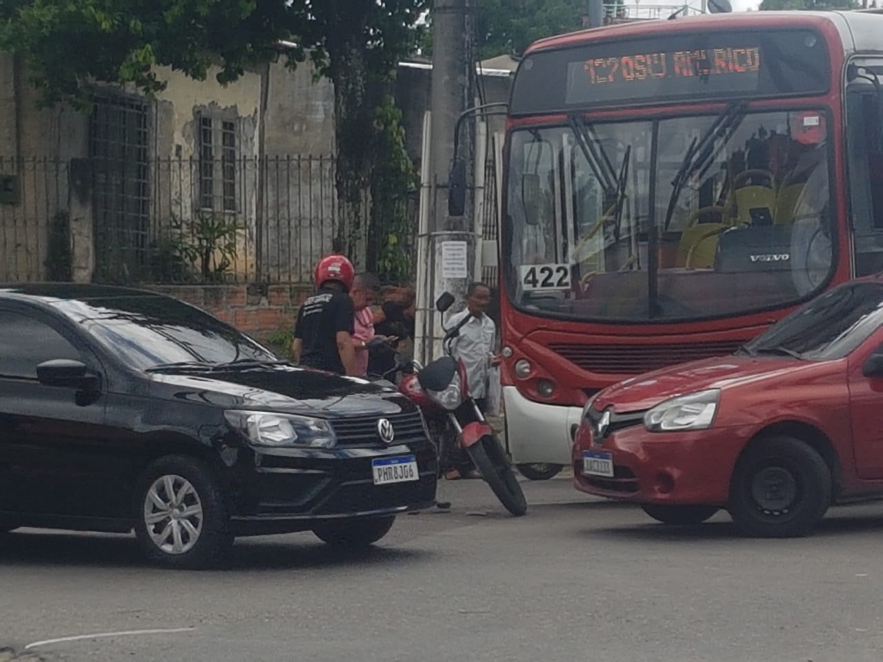 Acidente entre ônibus e motocicleta deixa trânsito complicado em avenida de Manaus 