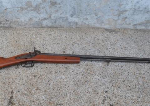 Jovem se entrega a polícia após matar o próprio pai com tiro de espingarda