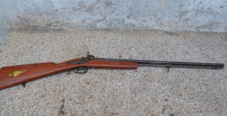 Jovem se entrega a polícia após matar o próprio pai com tiro de espingarda