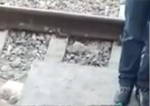 Jovens são retirados de trem e obrigados a fazer sexo oral em estação