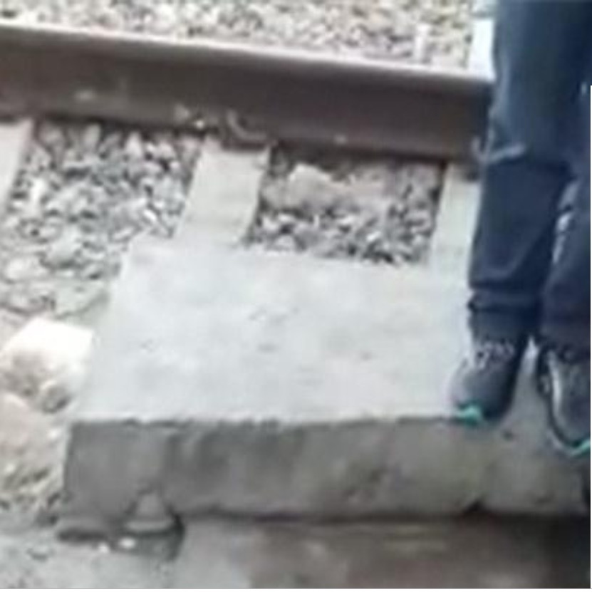 Jovens são retirados de trem e obrigados a fazer sexo oral em estação