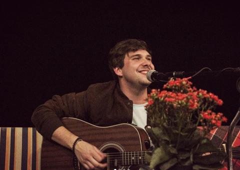 Cantor sertanejo morre aos 23 anos em acidente de carro