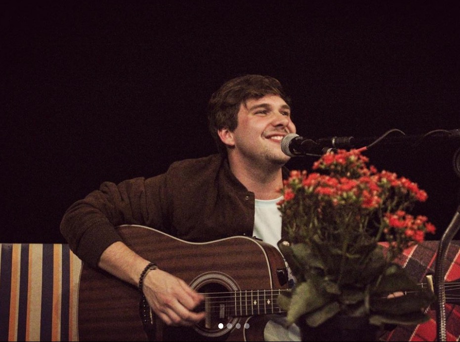 Cantor sertanejo morre aos 23 anos em acidente de carro