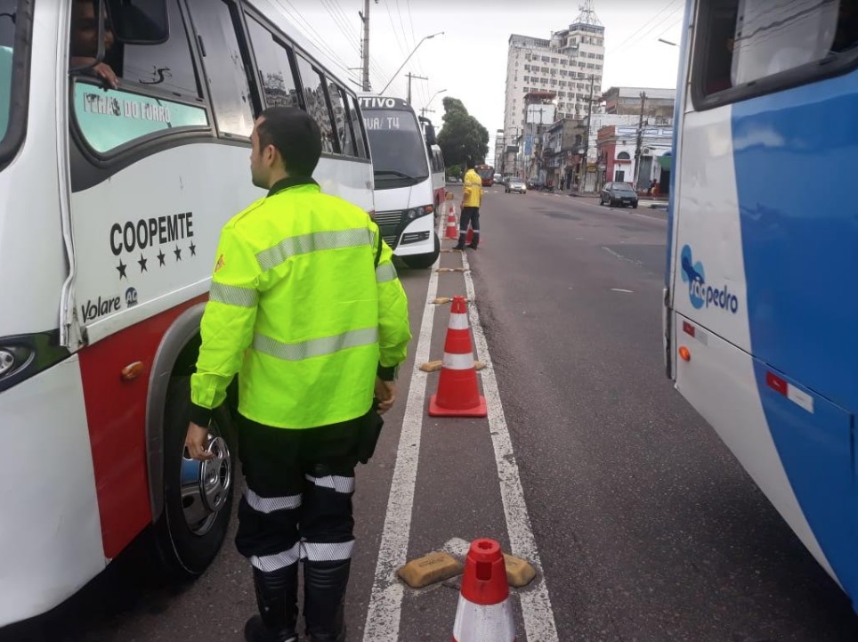 Micro-ônibus irregulares são apreendidos durante blitz em Manaus