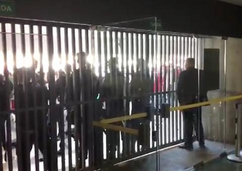 Portas do anexo da Câmara dos Deputados são fechadas durante protesto contra reforma da Previdência