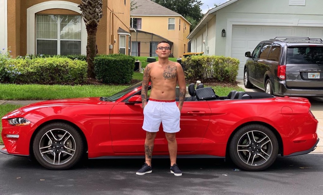 MC Gui sofre acidente de moto durante manobra perigosa; assista