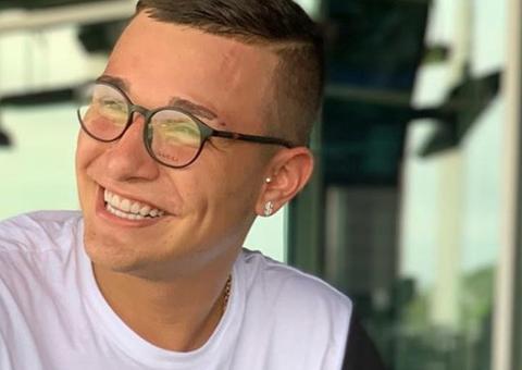 MC Gui sofre acidente de moto durante manobra perigosa; assista