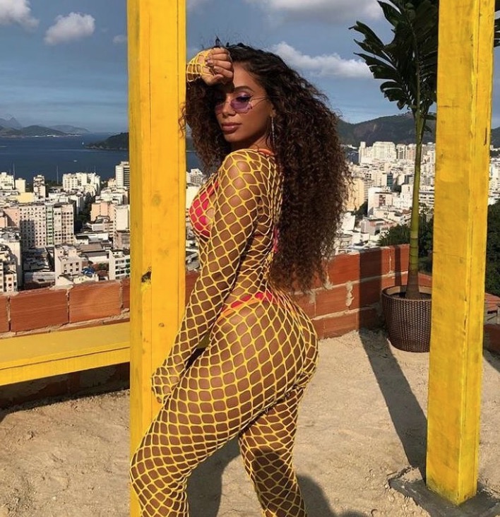 Anitta rebate críticas após divulgar vídeo: 'ficou negra pro clipe?'