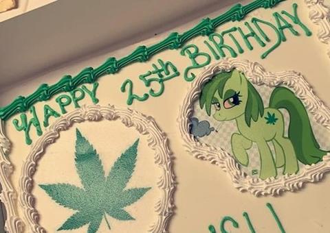 Confeitaria confunde pedido e faz bolo com tema de maconha 