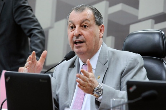 Omar Aziz defende construções em beira de rios na Amazônia