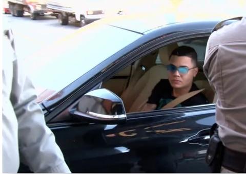 Felipe Araújo é flagrado dormindo dentro de carro no meio de avenida em Goiânia