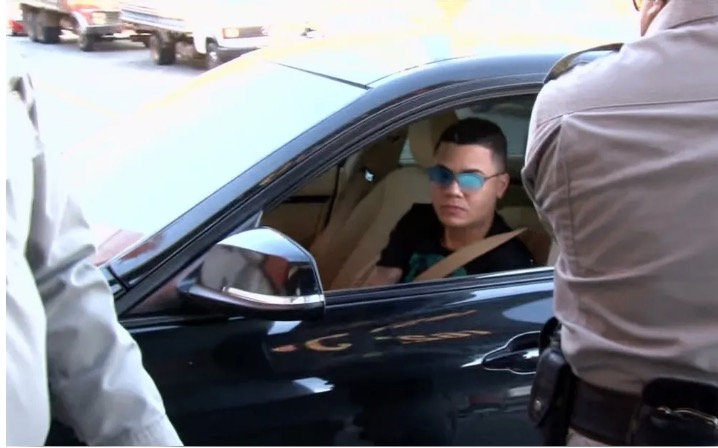 Felipe Araújo é flagrado dormindo dentro de carro no meio de avenida em Goiânia