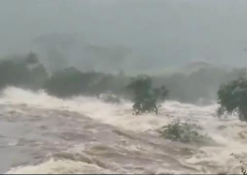 Barragem se rompe na Bahia e inunda casas 