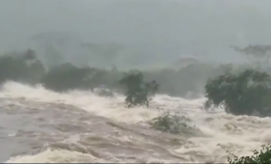 Barragem se rompe na Bahia e inunda casas 