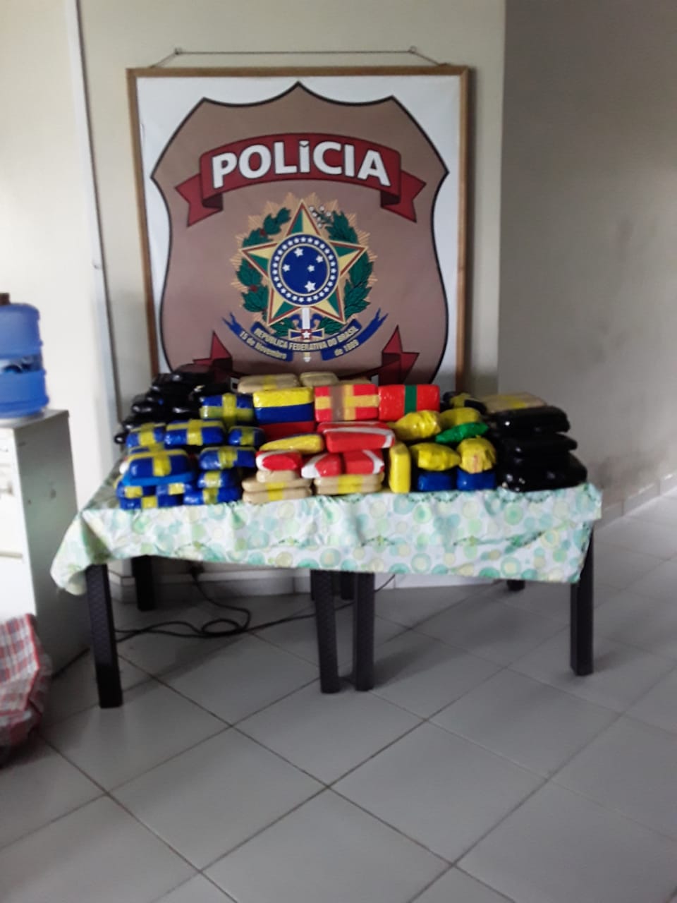 Polícia Federal apreende 176kg de cocaína em embarcação no Amazonas 
