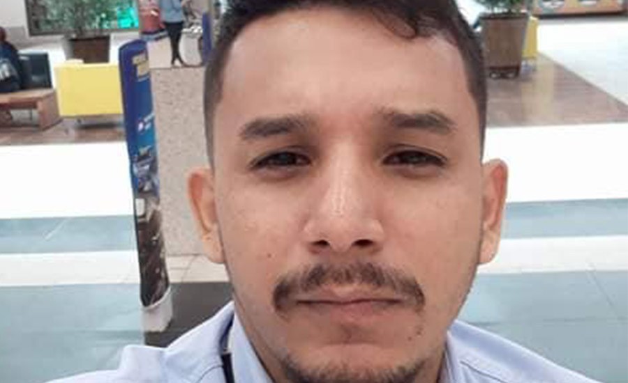 Vendedor da Bemol colide motocicleta contra poste e morre na hora