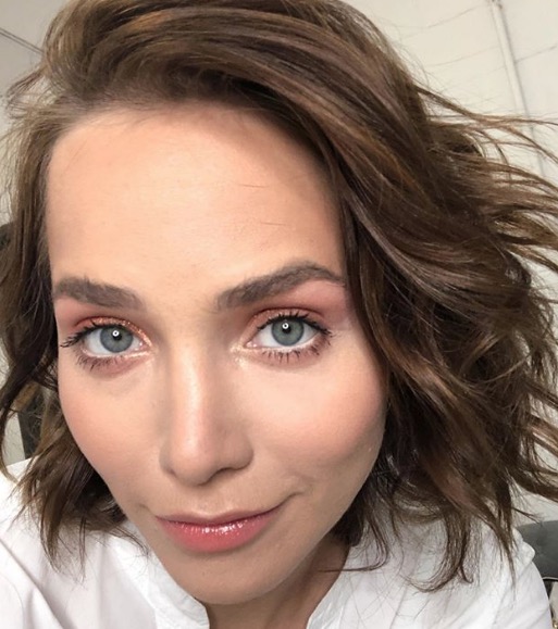 Letícia Colin publica foto da barriga e comemora gravidez: ‘Socorro, isso parece muito bom’