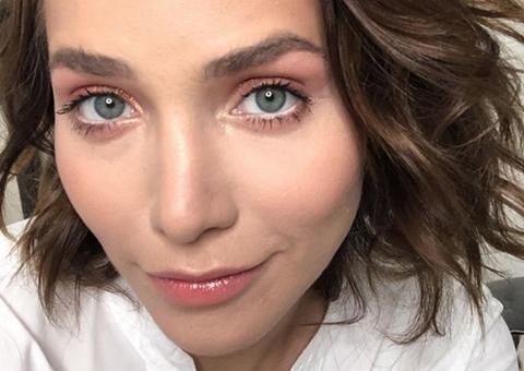 Letícia Colin publica foto da barriga e comemora gravidez: ‘Socorro, isso parece muito bom’