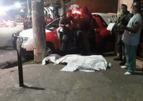 Em Manaus, homem é executado a tiros por criminosos em carro