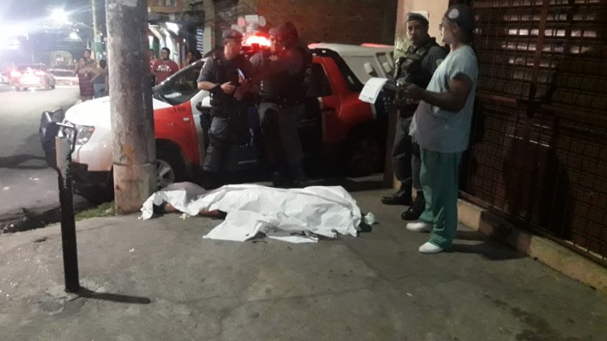Em Manaus, homem é executado a tiros por criminosos em carro