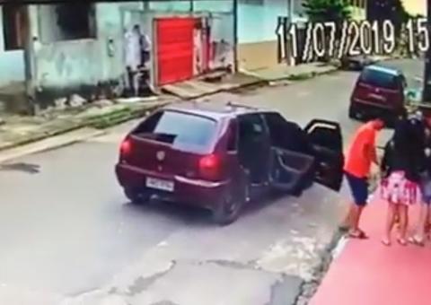 Em Manaus, casal é assaltado em plena luz do dia por criminosos em carro