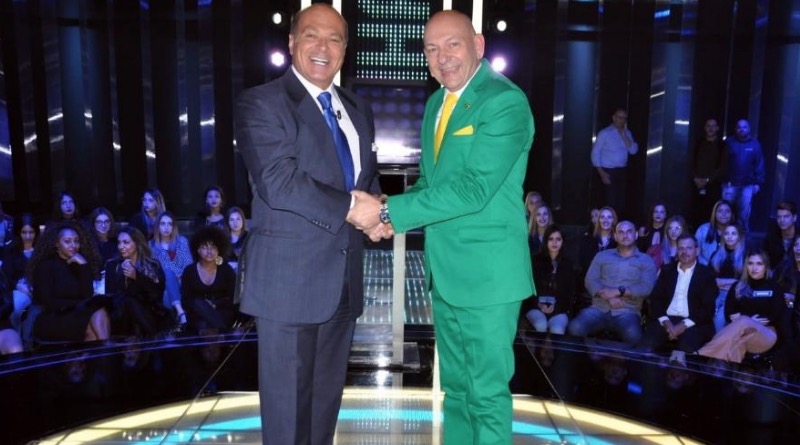 Vice da RedeTV! troca cor que usava no cenário há 9 anos e nega relação política