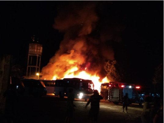 Incêndio de grandes proporções atinge empresa de ônibus no Amazonas