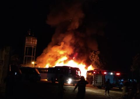 Incêndio é controlado em empresa de transportes no Amazonas; veja fotos de como ficou