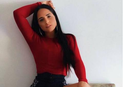 Perlla descobre que ex-marido está namorando professora da filha