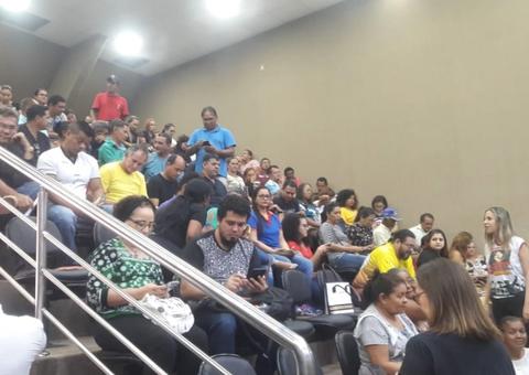 Servidores lotam Aleam contra projeto do governo que congela salários até 2021