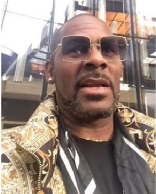 Cantor R. Kelly é preso por posse de pornografia infantil e abuso sexual