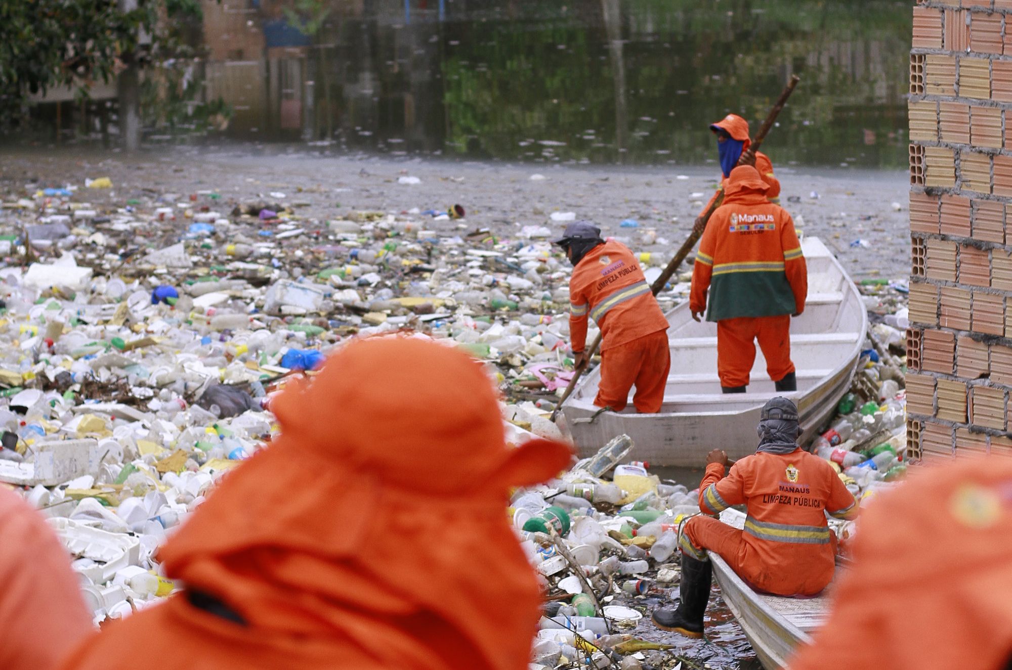 Mais de 600 toneladas de lixo foram retiradas dos igarapés de Manaus