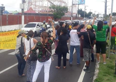 Manifestação de servidores em frente a Aleam paralisa trânsito em avenida de Manaus