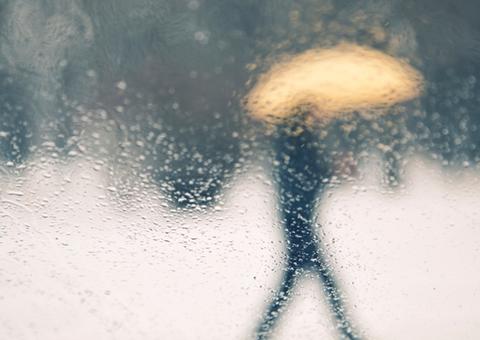 Passageiro é arremessado de ônibus após porta abrir durante curva 